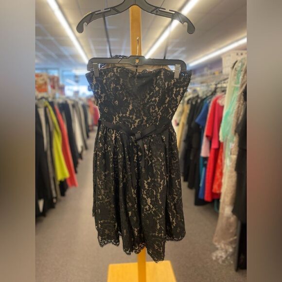 Neiman Marcus sz. 8 black lace/w neutral inside color dress NEW - Picture 1 of 4